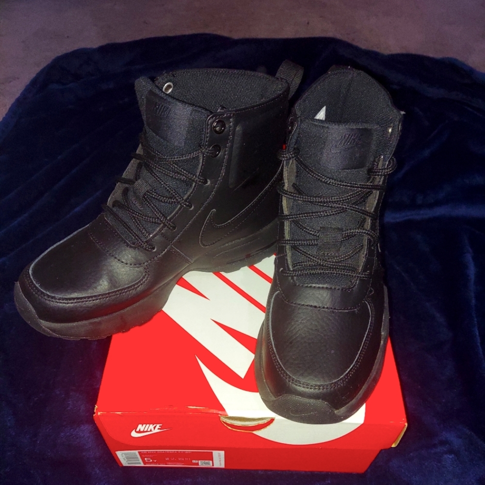 ***AIR MAX GOATERRA BOOTS SIZE 5Y
